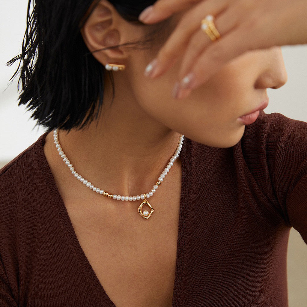 Asymmetrical Pearl Pendant Necklace in 925 Silver