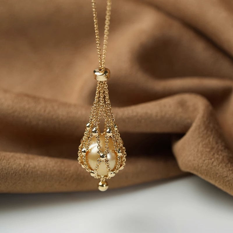 Vintage Golden Pearl Pendant Necklace – Retro Palace Style with Elegant Net Design
