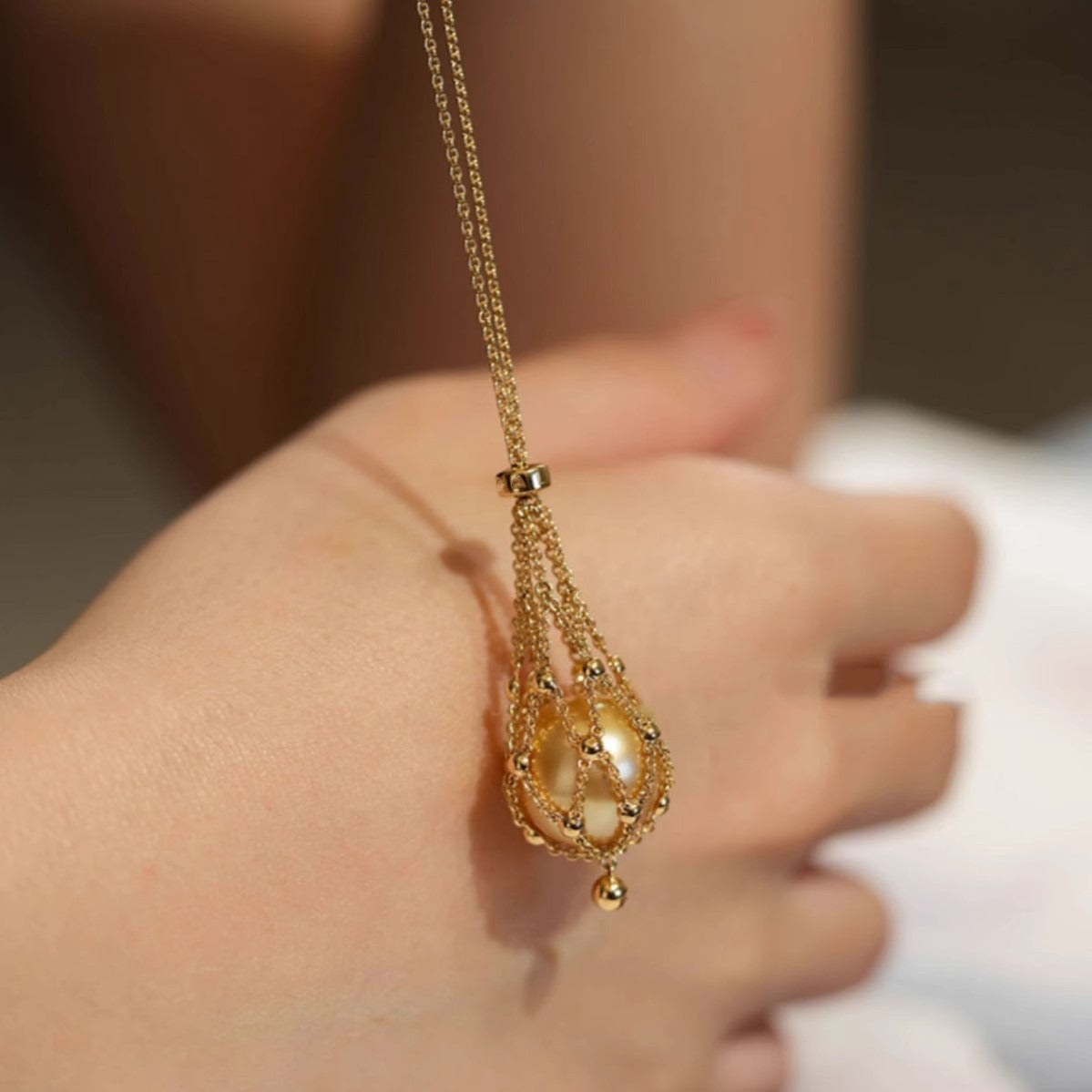 Vintage Golden Pearl Pendant Necklace – Retro Palace Style with Elegant Net Design