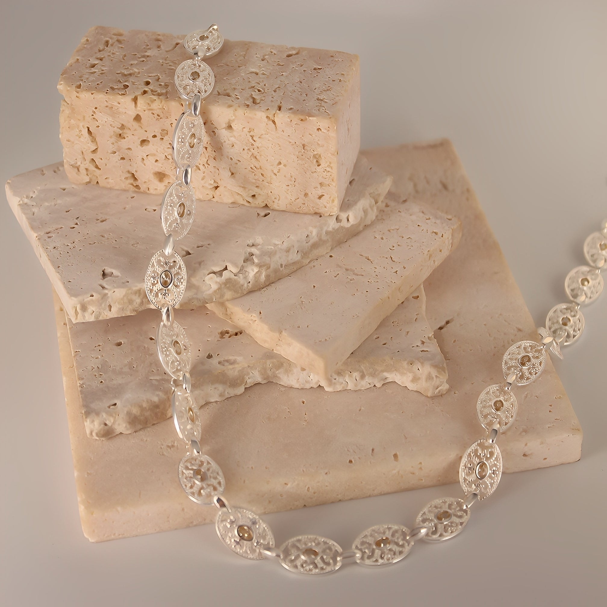 Weaving Light Necklace – A Classic Filigree Masterpiece of Timeless Elegance