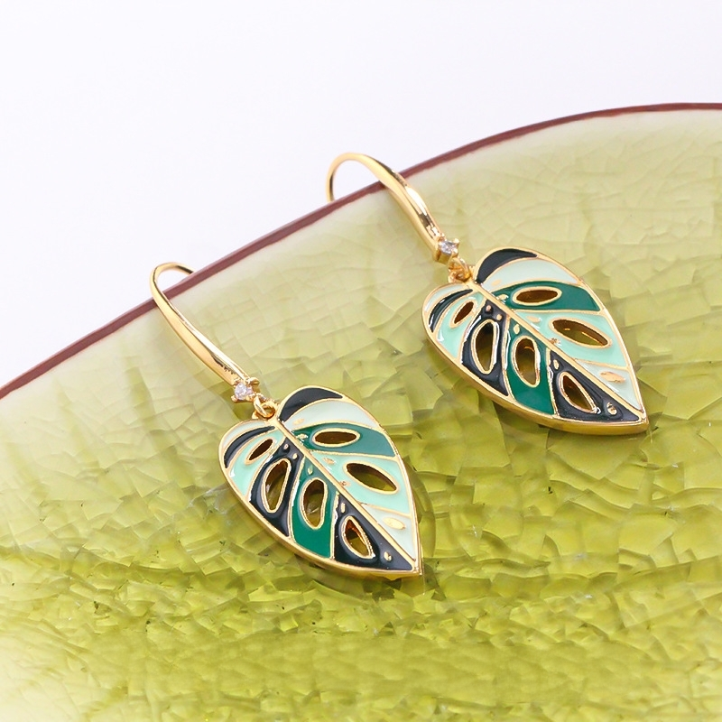 Monstera Leaf Earrings – Nature-Inspired Gold-Plated Earrings with Green Enamel
