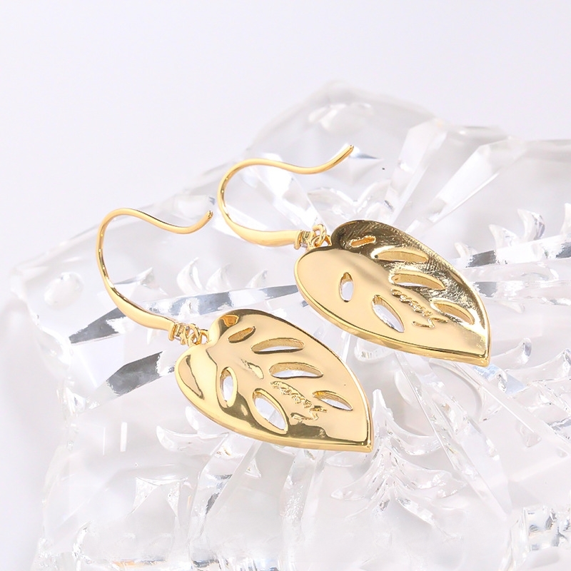 Monstera Leaf Earrings – Nature-Inspired Gold-Plated Earrings with Green Enamel